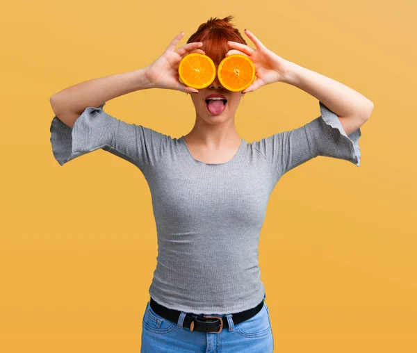 Chica Pelirroja Joven Con Rodajas Naranja Como Gafas Sobre Fondo —  Fotos de Stock