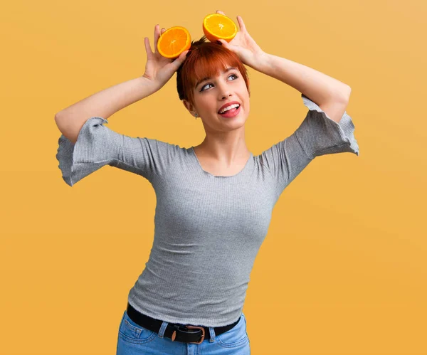 Jovem Ruiva Segurando Uma Laranja Fundo Laranja — Fotografia de Stock