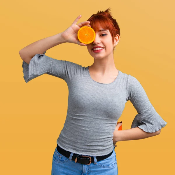 Menina Ruiva Jovem Usando Fatias Laranja Como Óculos Fundo Laranja — Fotografia de Stock