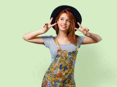 Güzel kızıl saçlı kız şapkalı bir zaferini kutluyor