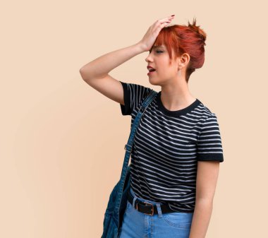 Genç öğrenci Kızıl saçlı kız niyetinde çözüm koyu sarı zemin üzerine gerçekleştirmektedir.