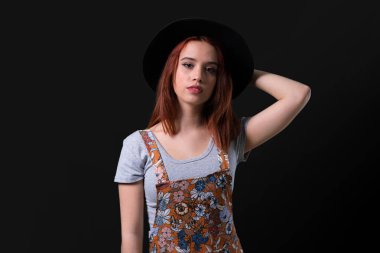 Studio poz genç Kızıl saçlı kız