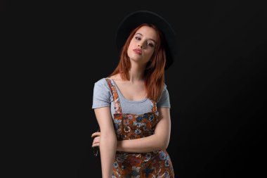 Studio poz genç Kızıl saçlı kız