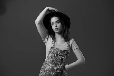 Studio poz genç Kızıl saçlı kız