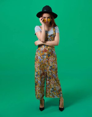 Studio poz genç Kızıl saçlı kız