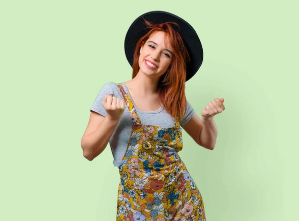 Güzel kızıl saçlı kız şapkalı bir zaferini kutluyor