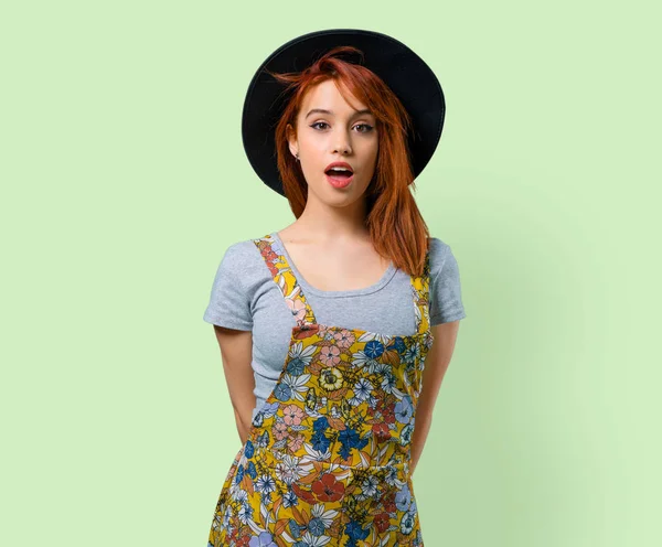Sürpriz ve şok yüz ifadesi ile şapka ile serin Kızıl saçlı kız
