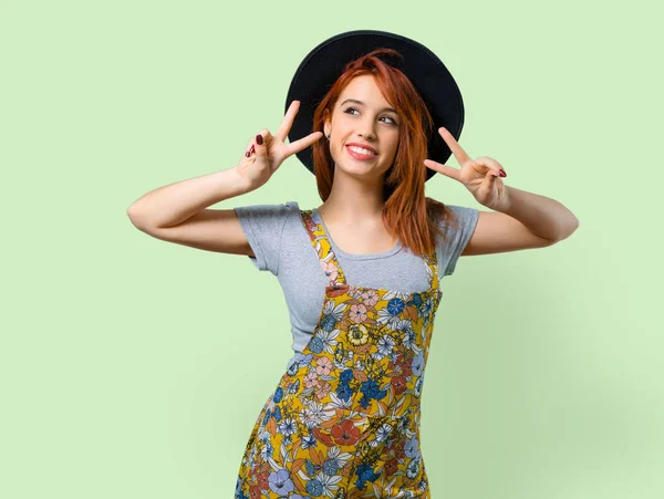 Güzel kızıl saçlı kız şapkalı bir zaferini kutluyor