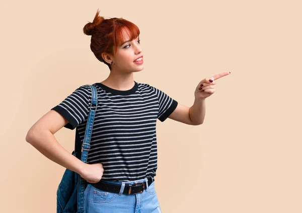 Giovane Studentessa Rossa Ragazza Puntando Dito Verso Lato Presentando Prodotto — Foto Stock