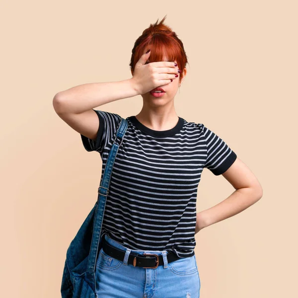 Joven Estudiante Pelirroja Cubriendo Los Ojos Por Las Manos Sobre —  Fotos de Stock