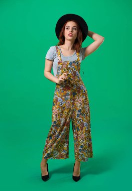 Studio poz genç Kızıl saçlı kız