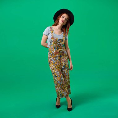 Studio poz genç Kızıl saçlı kız