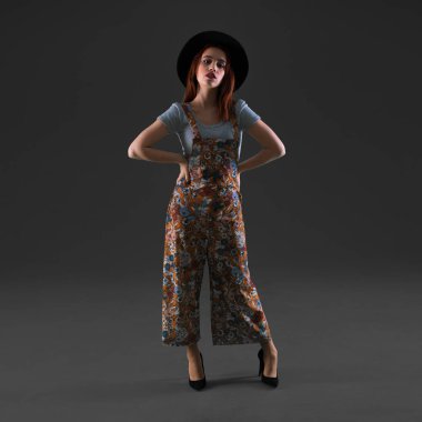 Studio poz genç Kızıl saçlı kız