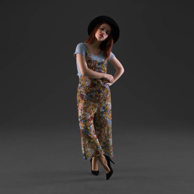 Studio poz genç Kızıl saçlı kız