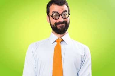 Renkli arka plan üzerinde gözlüklü mutlu komik adam