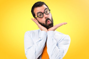 Renkli arka plan üzerinde gözlüklü mutlu komik adam