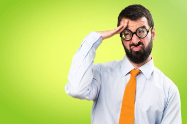 Renkli arka plan üzerinde gözlüklü sinirli komik adam