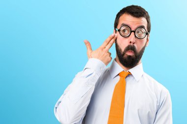 Komik adam ile yapım intihar jest renkli arka plan üzerinde gözlük