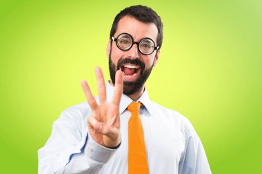 Üç renkli arka plan üzerinde sayma gözlüklü komik adam