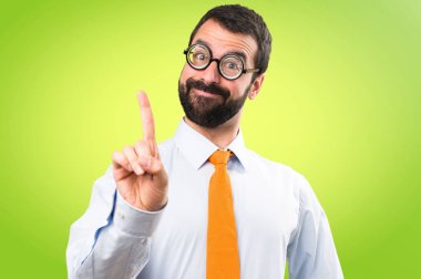 Komik adam gözlüklü bir renkli arka plan üzerinde sayma