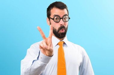 İki renkli arka plan üzerinde sayma gözlüklü komik adam