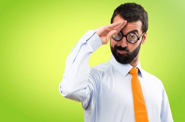 Renkli arka plan üzerinde selamlayan gözlüklü komik adam