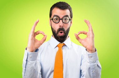 Komik adam gözlüklü Tamam renkli arka plan üzerinde kayıt yapma