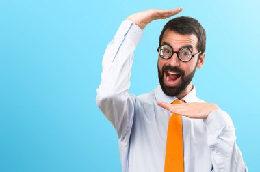 Komik adam yüzünü renkli arka plan üzerinde odaklanan gözlüklü