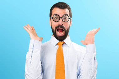 Komik adam ile yapım sürpriz jest renkli arka plan üzerinde gözlük