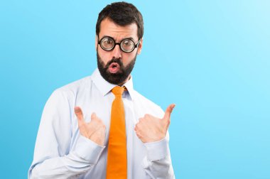 Komik adam ile yapım sürpriz jest renkli arka plan üzerinde gözlük