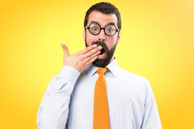 Komik adam ile yapım sürpriz jest renkli arka plan üzerinde gözlük