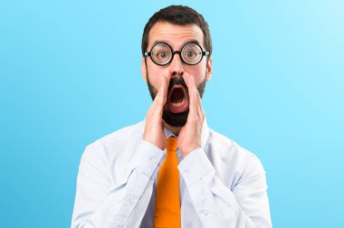 Renkli arka plan üzerinde bağırarak gözlüklü komik adam