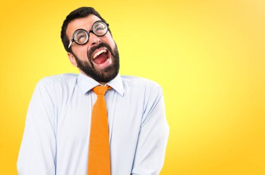 Renkli arka plan üzerinde bağırarak gözlüklü komik adam