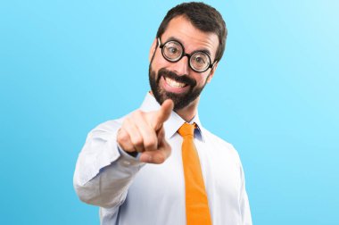 Açık renkli arka plan üzerinde gösteren gözlük ile komik adam