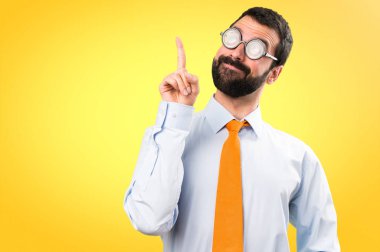 Renkli arka plan üzerinde yukarıyı gözlüklü komik adam