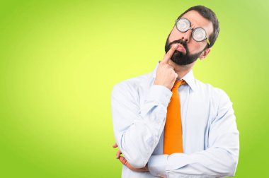 Renkli arka plan üzerinde şüpheleri gözlüklü komik adam