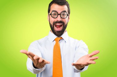 Komik adam gözlüklü bir şey renkli arka plan üzerinde sunulması