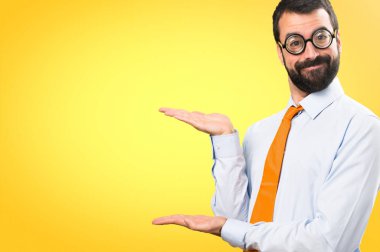 Komik adam gözlüklü bir şey renkli arka plan üzerinde sunulması