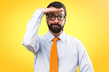 Komik adam gözlüklü bir şey renkli arka plan üzerinde gösterilen