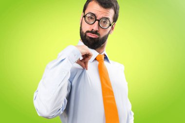 Komik adam gözlüklü renkli arka plan üzerinde kendisiyle gurur