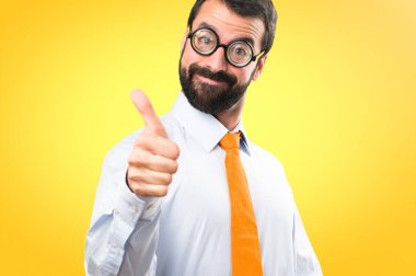 Renkli arka plan üzerinde başparmak ile gözlüklü komik adam