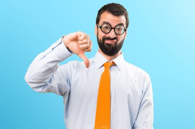 Komik adam gözlüklü renkli arka plan üzerinde kötü sinyal verme