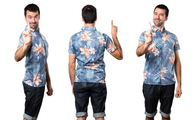 Yakışıklı adam ile çiçek gömlek bir sayım ayarla