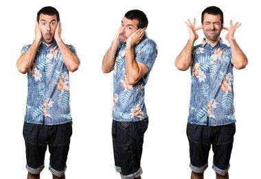 Kulakları kapsayan çiçek forması ile yakışıklı adam kümesi