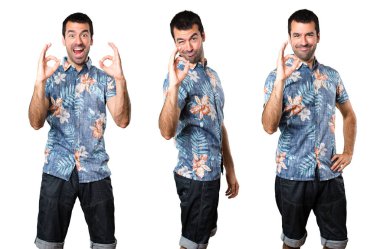 Ok işareti yapma çiçek forması ile yakışıklı adam kümesi