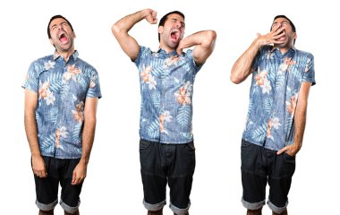 Çiçek gömlek esneme ile yakışıklı adam kümesi