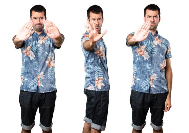 Dur işareti yapma çiçek forması ile yakışıklı adam kümesi