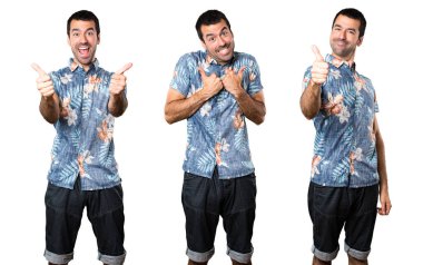 Başparmak ile çiçek gömlek ile yakışıklı adamın ayarla