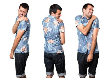 Omuz ağrısı ile çiçek gömlek ile yakışıklı adamın ayarla