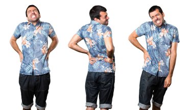 Sırt ağrısı ile çiçek gömlek yakışıklı adamla kümesi